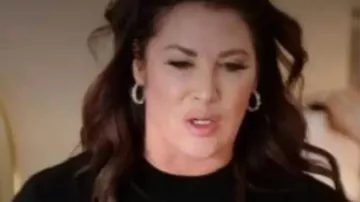 Real Housewives Of Orange County S19 Emily Simpson Sudadera negra de sí misma (Emily Simpson) en The Real Housewives of Orange County