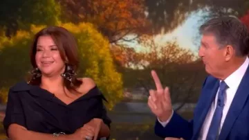 Boucles d’oreilles Deepa Gurnani Ilona portées par Ana Navarro comme on le voit dans The View le 15 septembre 2025