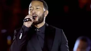 Traje negro del concierto de Grace For The World usado por John Legend en Karol G y Andrea Bocelli sorprenden en el concierto de Grace for the World en el Vaticano