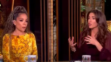 Robe à manches longues Etro portée par Sunny Hostin comme on le voit dans The View le 16 septembre 2025