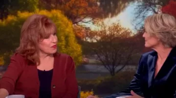 Cárdigan de cachemira Veronica Beard Solene usado por Joy Behar como se ve en The View el 16 de septiembre de 2025