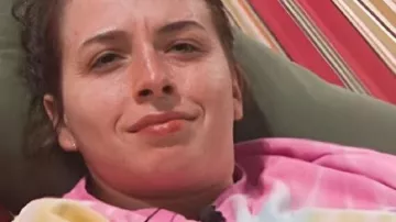 Big Brother USA Tie Dye Sweater porté par elle (Ava Pearl) comme on le voit dans Big Brother (S26E27)