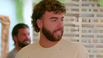 TOWIE T-Shirt graphique porté par lui-même (Sammy Root) comme on le voit dans The Only Way Is Essex (S33E01)