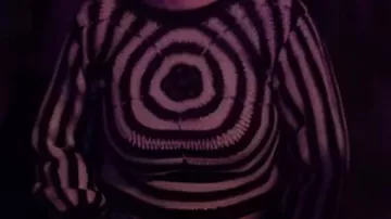 Top de ganchillo Antar de Bad Sisters usado por Becka Garvey (Eve Hewson) como se ve en Bad Sisters (S02E07)