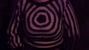 Top de ganchillo Antar de Bad Sisters usado por Becka Garvey (Eve Hewson) como se ve en Bad Sisters (S02E07)