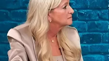 Access Hollywood Blazer en satin porté par elle (Alison Triessl) comme on le voit dans Access Hollywood (S27E30)