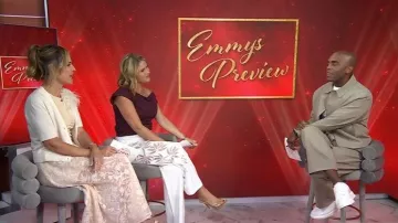 Cardigan de cachemira de manga corta Veronica Beard Solene usado por Savannah Guthrie como se ve en Today with Jenna & Friends el 13 de septiembre de 2025