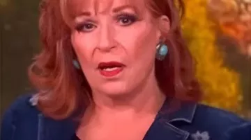 Blazer de mezclilla con apliques florales de The View usado por ella (Joy Behar) como se ve en The View