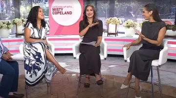 Staud Roland Robe pull midi côtelée demi-zippée portée par Kaylee Hartung comme on le voit dans Today le 15 septembre 2025