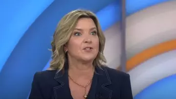 Blazer Khloé en Crêpe Cinq à Sept porté par Christine Romans comme on le voit dans Today le 16 septembre 2025