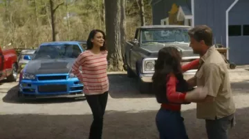 Suéter de cuello vuelto de algodón Vineyard Vines usado por Samantha Torres (Nathalie Kelley) como se ve en Motorheads (S01E01)