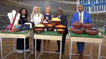 Pantalon de style pyjama Zara avec rayures latérales porté par Chassie Post comme on le voit dans Today le 16 septembre 2025