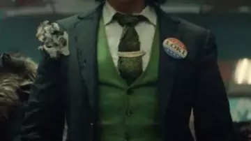 Blazer usado por Loki Laufeyson (Tom Hiddleston) en la serie de televisión 2021 Loki
