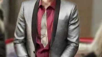 Blazer gris brillante de satén usado por The Joker (Jared Leto) en la película Suicide Squad