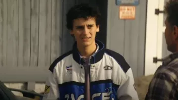 Chaqueta bomber H&M Track Side Racer Motor Cross Racing usada por Marcel Crawford (Nicolas Cantu) como se ve en Motorheads (S01E01)
