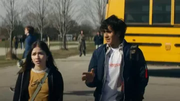 Camiseta estampada de ajuste holgado H&M usada por Zac Torres (Michael Cimino) como se ve en Motorheads (S01E01)