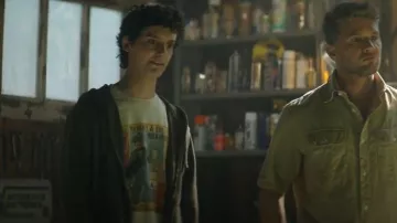 Camiseta Soyou Clothing Mommy & The Milk Man usada por Marcel Crawford (Nicolas Cantu) como se ve en Motorheads (S01E01)