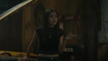Top corto dividido de H&M usado por Caitlyn Torres (Melissa Collazo) como se ve en Motorheads (S01E01)