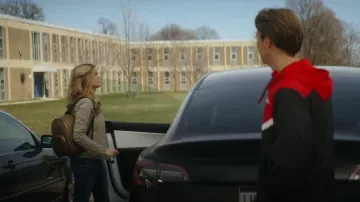 Sac à dos en toile Coach Brown Logo porté par Alicia Whitaker (Mia Healey) comme on le voit dans Motorheads (S01E02)