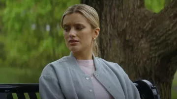 Chaqueta de piloto de fieltro H&M usada por Alicia Whitaker (Mia Healey) como se ve en Motorheads (S01E04)