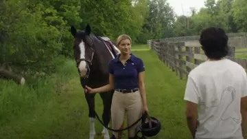 Polo de manga corta liso de Tommy Hilfiger usado por Alicia Whitaker (Mia Healey) como se ve en Motorheads (S01E05)