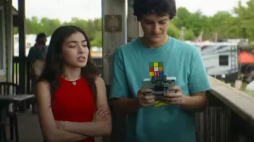 Crop Top rouge Old Navy porté par Caitlyn Torres (Melissa Collazo) comme on le voit dans Motorheads (S01E06)