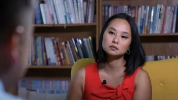 Robe fourreau sans manches en tricot Ponte à col papillon Banana Republic portée par Karen Hua comme on le voit dans CBS Mornings le 14 septembre 2025