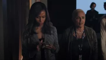 Cardigan de lana jacquard de Gucci con sombra GG en gris usado por Christina 'Chris' Hunter (Nicole Beharie) como se ve en The Morning Show (S04E01)