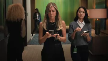 Rabanne Reloj de arena. Vestido negro plisado sin mangas usado por Alex Levy (Jennifer Aniston) como se ve en The Morning Show (S04E01)