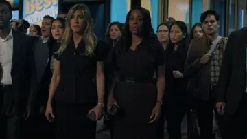 Cinturón de cuero cortado con láser Alaia usado por Mia Jordan (Karen Pittman) como se ve en The Morning Show (S04E01)