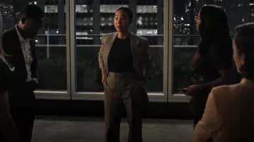 Blazer Bottega Veneta Single-Breasted Mélange porté par Stella Bak (Greta Lee) comme on le voit dans The Morning Show (S04E01)