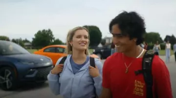 Sudadera con capucha y cremallera corta H&M usada por Alicia Whitaker (Mia Healey) como se ve en Motorheads (S01E09)