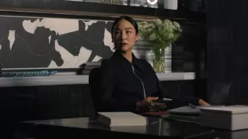 Dries Van Noten Volendo Blouson aviateur court à col porté par Stella Bak (Greta Lee) comme on le voit dans The Morning Show (S04E01)
