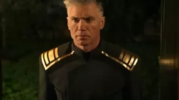 Star Trek Strange New Worlds S03 Veste d’uniforme Anson Mount portée par le capitaine Christopher Pike (Anson Mount) dans Star Trek : Strange New Worlds (S03)
