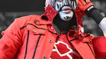 Chaqueta roja de Penta Monday Night RAW 2025 usada por Pénta en WWE Raw