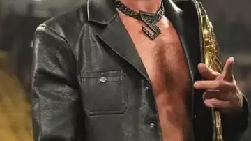 Blouson en cuir noir porté par Seth Rollins dans Monday Night RAW 2025