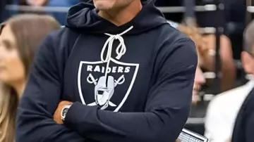 Sudadera con capucha negra usada por Tim Brady en el campo de entrenamiento de los Raiders