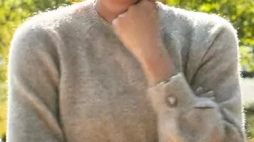 Suéter beige con puño de botón usado por Meghan Markle en With Love, Meghan