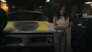 American Eagle Olive Snappy Stretch Convertible Baggy Cargo Jogger porté par Caitlyn Torres (Melissa Collazo) comme on le voit dans Motorheads (S01E09)