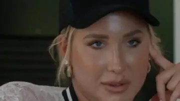 The Chrisley Back To Reality S01 Savannah Chrisley Top de encaje con cuello en V de Savannah Chrisley en The Chrisleys: Back to Reality