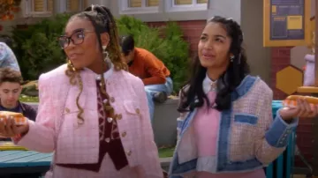 Veste en tweed Nanette Lepore portée par Shelly LeBrock (Trisha Macaden) comme on le voit dans Electric Bloom (S01E02)