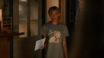 Camiseta Vinyl Icons Not My Problem usada por Ava (Amirah J) como se ve en High Potential (S02E01)