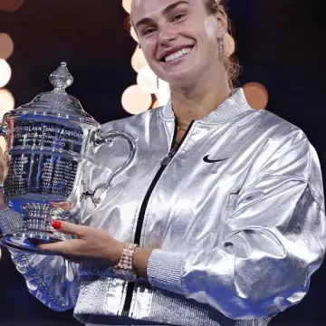Chaqueta corta de la campeona del US Open 2025 Aryna Sabalenka usada por (Aryna Sabalenka) en aryna.sabalenka