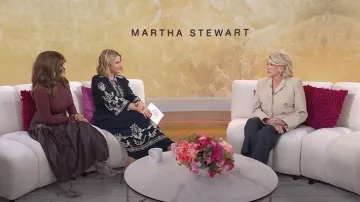 Chaqueta de Veronica Beard Diego Dickey usada por Martha Stewart como se ve en Today with Jenna & Friends el 17 de septiembre de 2025