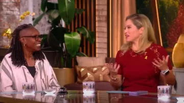 Top de punto con detalle de ganchillo Stella de Ulla Johnson usado por Sara Haines como se ve en The View el 17 de septiembre de 2025