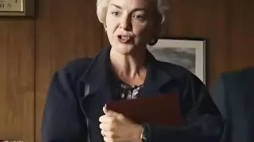 J’ai combattu la loi S01 Sheridan Smith Manteau en laine porté par Ann Ming (Sheridan Smith) dans J’ai combattu la loi (S01)