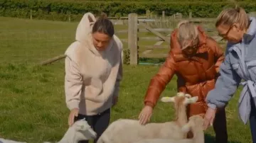 Chaqueta de peluche acolchada de H&M usada por Samantha Faiers como se ve en Sam & Billie: Sister Act (S01E05)
