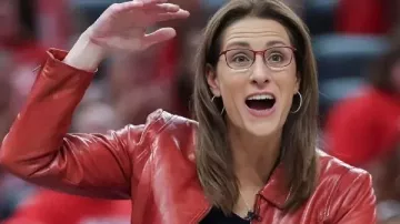 Cette veste en cuir rouge portée par Stephanie White dans Indiana Fever fait tomber la maison lors de la victoire du match 2 contre Atlanta Dream et plus fan de Fever 'Nontroversy' ?