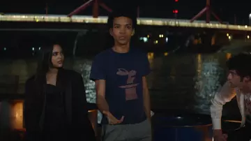 Camiseta azul Magic Rabbit de Charlie (Justice Smith) en Now You See Me: Now You Don't