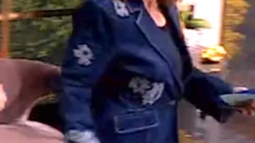 Blazer de mezclilla con apliques florales usado por Self - Co-Host (Joy Behar) en The View (S28)